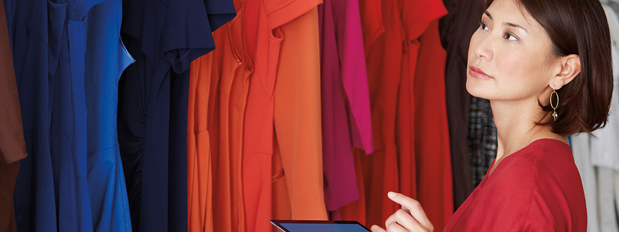 服飾店主運用智慧化系統盤點商品的主視覺照片圖示