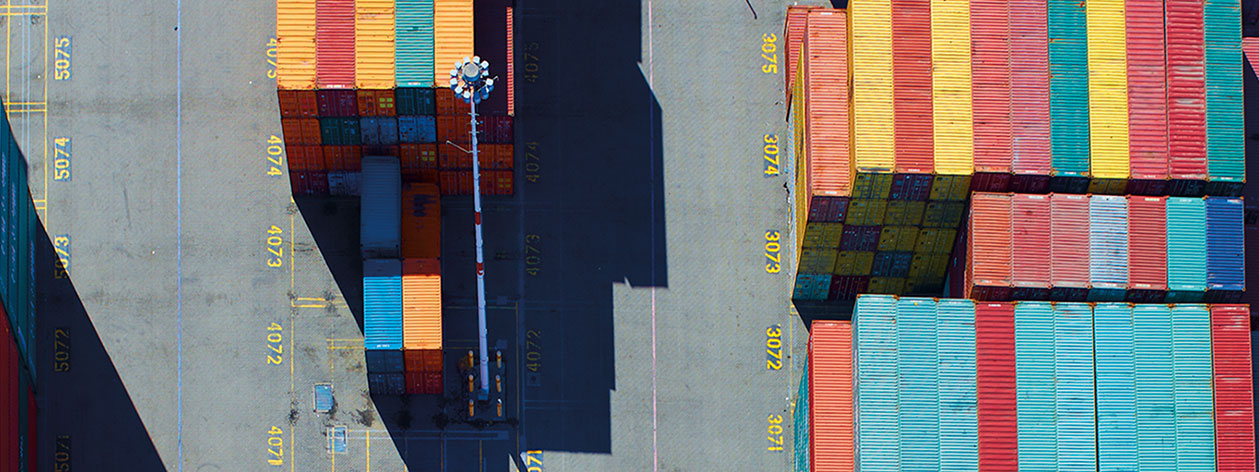 俯瞰物流貨櫃的主視覺照片圖示