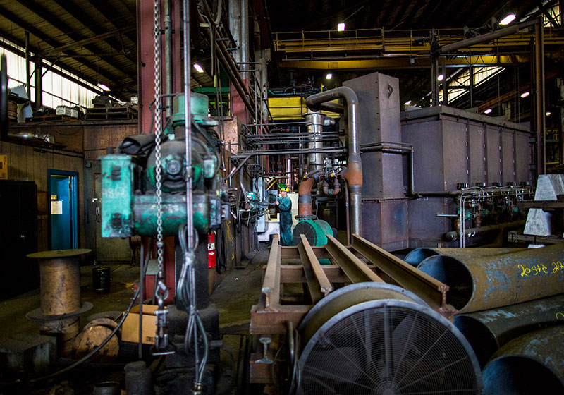 一名員工於工廠中操作工業用機械的照片圖示