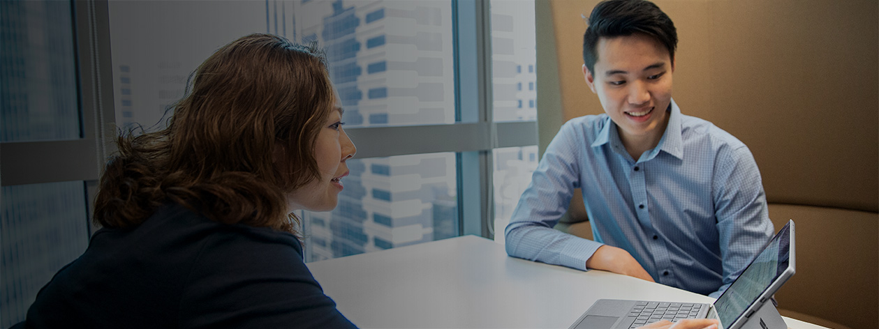 兩名職員一同透過筆記型電腦觀看學習資源影片的主視覺照片圖示