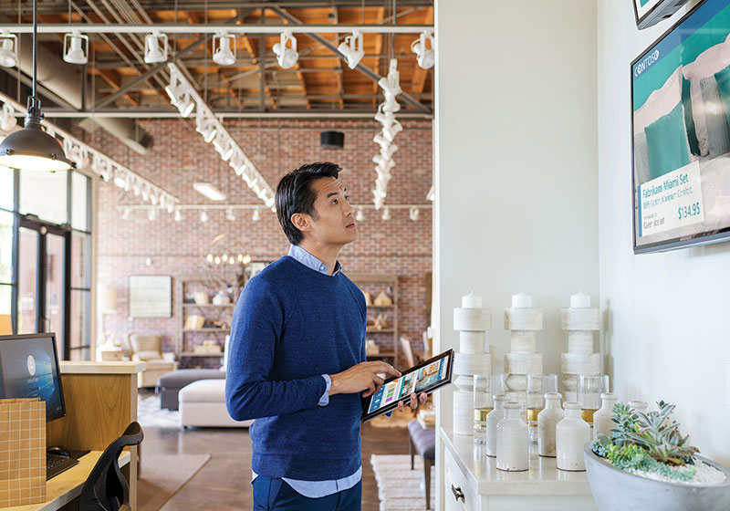 一名男性在商場透過平板電腦選購商品的照片圖示