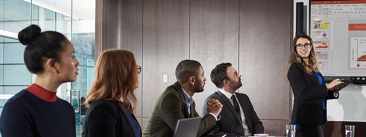 銷售主管針對企業顧客關係資訊進行簡報的主視覺照片圖示